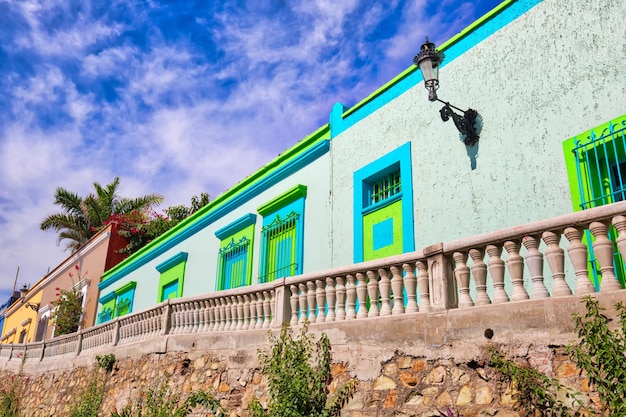 Meksyk Mazatlan Kolorowe uliczki starego miasta i kolonialna architektura w historycznym centrum