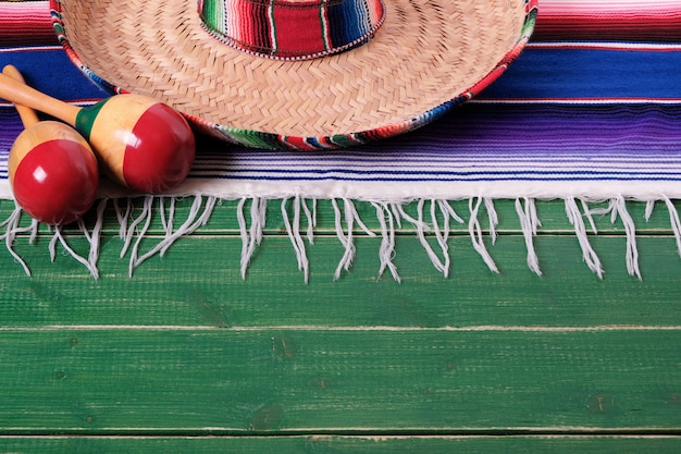Meksyk meksykańskie sombrero marakasy fiesta drewna tło