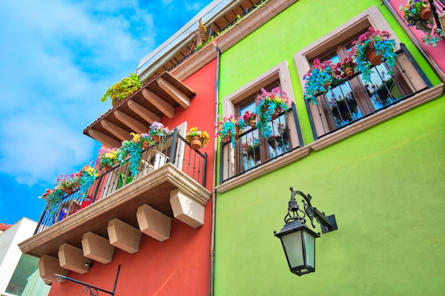 Meksyk Monterrey kolorowe kolonialne domy w starym mieście Barrio Antiguo