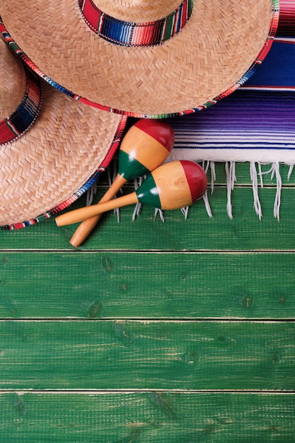 Zdjęcie meksyk zieleni drewnianego tła cinco de mayo meksykańscy sombrero