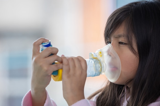 Meksykańska dziewczynka z niewydolnością oddechową za pomocą inhalatora