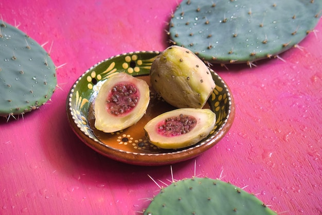Meksykańska tekstura xoconostles z różowym tłem