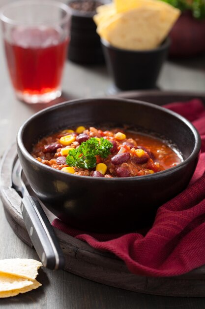 Meksykańskie Chili Con Carne W Czarnej Misce Z Tortillą