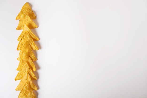 Meksykańskie chipsy kukurydziane nacho są wzorowane na białym tle z miejscem na tekst