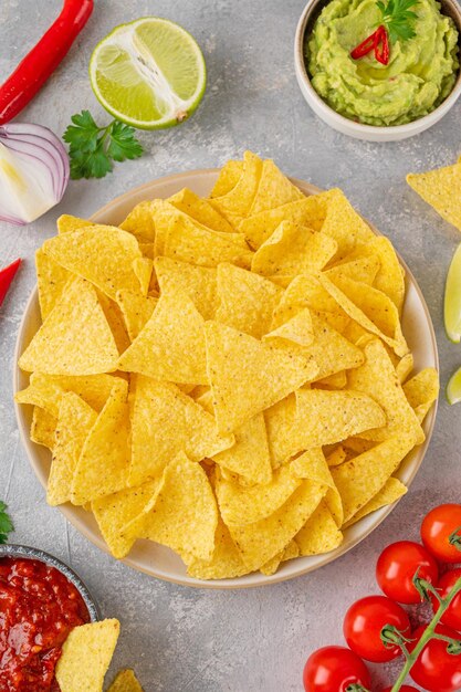 Meksykańskie chipsy nachos i sosy dip Tortilla kukurydziane chipsy nachos z salsą pomidorową i guacamole