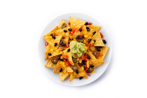 Meksykańskie chipsy tortilla nachos z czarną fasolą, guacamole, pomidorem i jalapeno na białym tle