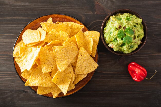 Meksykańskie Dipy Guacamole I Chipsy Nachos Z Tortilli