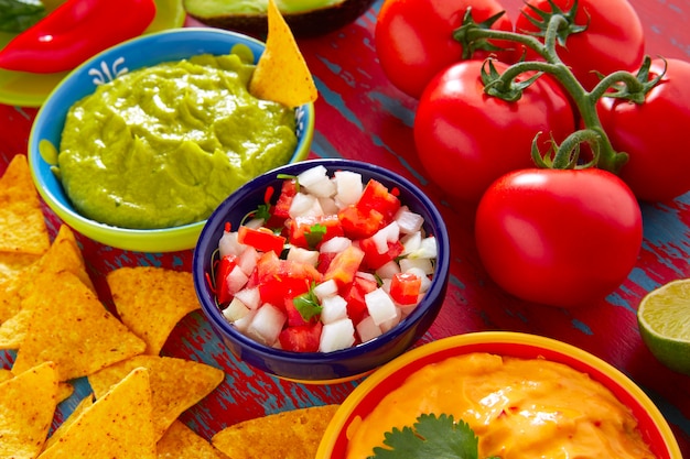 Meksykańskie jedzenie nachos guacamole pico gallo sera