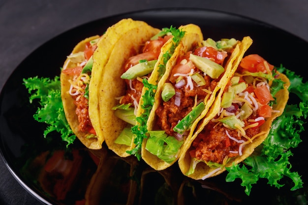 Meksykańskie jedzenie świeże gorące tortilla z warzywami z salsą