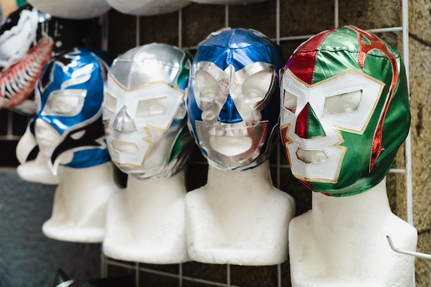 Meksykańskie maski zapaśnicze na głowach manekinów. Tradycyjna pamiątka sportowa z Meksyku