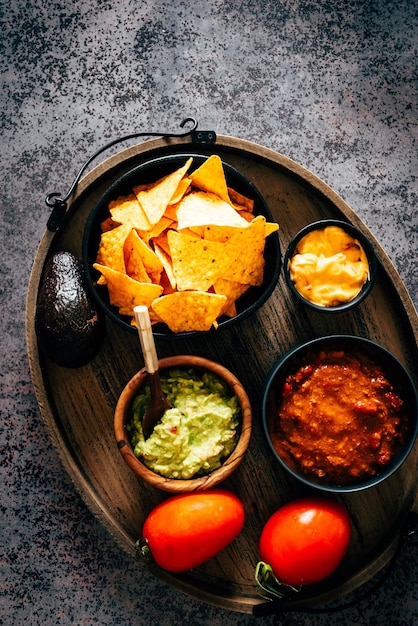 Meksykańskie nachos z guacamole, serem cheddar i chili. Typowe danie meksykańskie