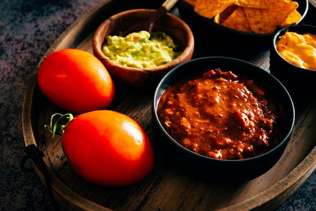 Meksykańskie Nachos Z Guacamole, Serem Cheddar I Chili. Typowe Danie Meksykańskie