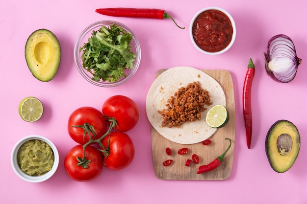 Meksykańskie Taco Barquita Z Wołowiną, Chilli, Pomidorem, Cebulą I Przyprawami Na Różowym Tle