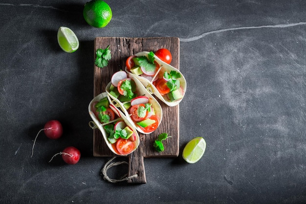 Meksykańskie tacos z awokado i świeżą kolendrą