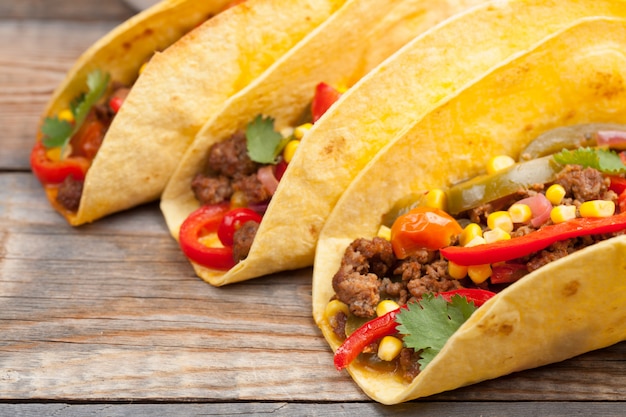 Meksykańskie tacos z marmurkową wołowiną i warzywami.