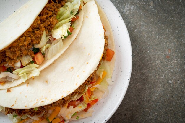 Zdjęcie meksykańskie tacos z mielonym kurczakiem - meksykańska tradycyjna kuchnia