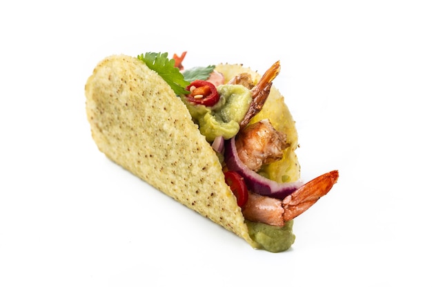 Meksykańskie Tacos Z Shrimpguacamole I Warzywami Na Białym Tle