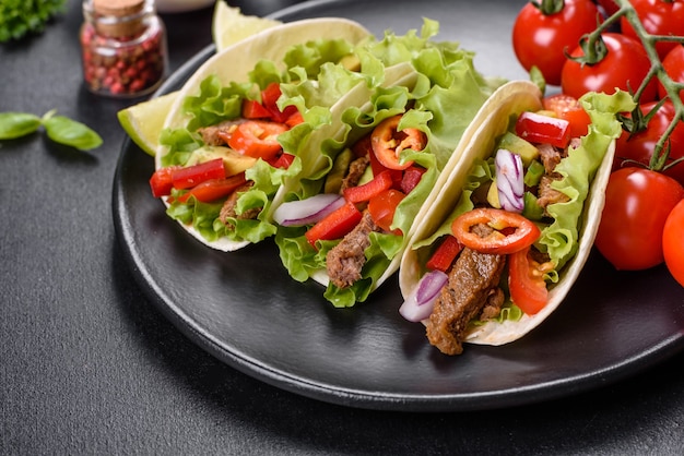 Meksykańskie Tacos Z Wołowiną, Pomidorami, Awokado, Cebulą I Sosem Salsa