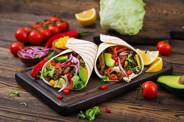 Meksykańskie tacos z wołowiną w sosie pomidorowym i salsą z awokado