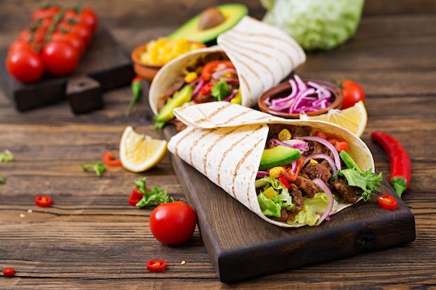 Meksykańskie Tacos Z Wołowiną W Sosie Pomidorowym I Salsą Z Awokado