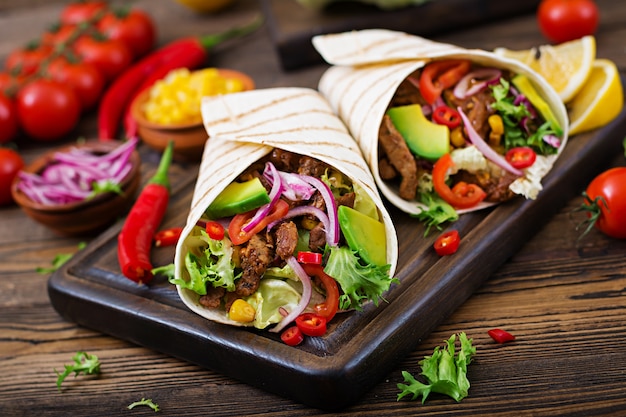 Meksykańskie tacos z wołowiną w sosie pomidorowym i salsą z awokado