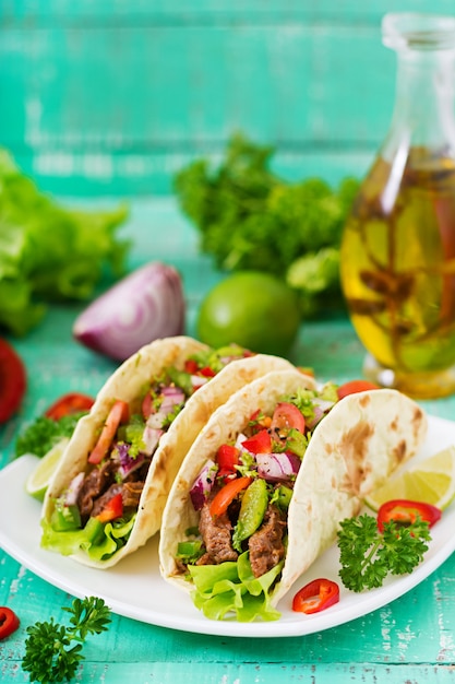 Meksykańskie tacos z wołowiną w sosie pomidorowym