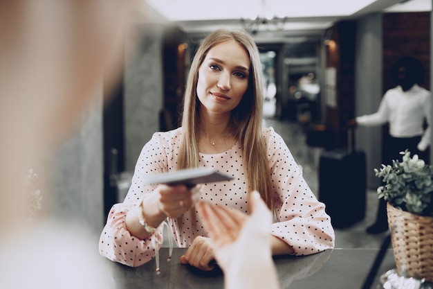 Meldowania Gości Hotelowych Blondynka Kobieta W Recepcji W Hotelu