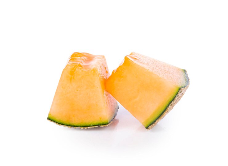 melon kantalupa plastry na białym tle