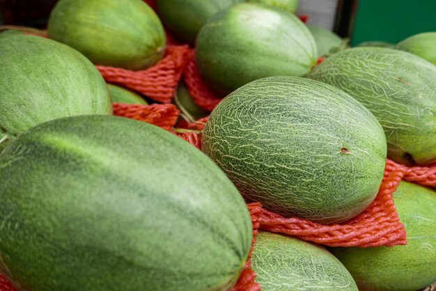 Melon umieszczony na sprzedaż na stoisku na rynku.