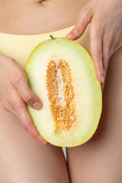 Melon w rękach kobiet Płodność zdrowie i higiena kobiet