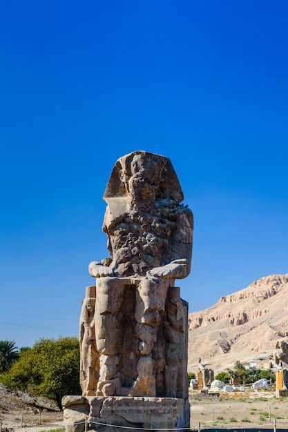 Memnon colossi posągi faraona Amenhotepa III w Luksorze w Egipcie