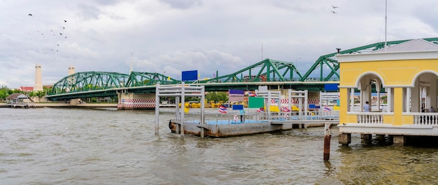 Memorial Bridge to most nad rzeką Menam w Bangkoku w Tajlandii, łączący dzielnice Phra Nakhon i Thonburi