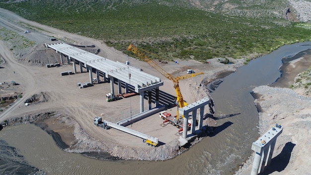 Mendoza, Argentyna, 23 Kwietnia 2018: Budowa Mostu Autostrady Nad Rio Diamante.