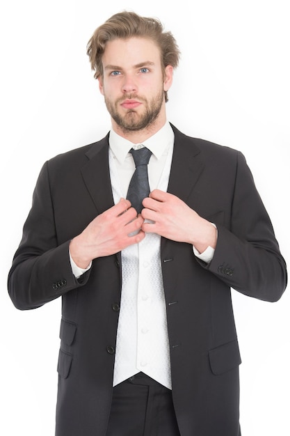 Menedżer mody i urody z brodą na poważnej twarzy Mężczyzna w formalnym stroju na białym tle Biznes i sukces Biznesmen lub dyrektor generalny w czarnej kurtce