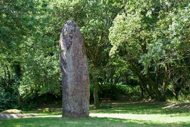Menhir z Kerampeulven w Bretanii
