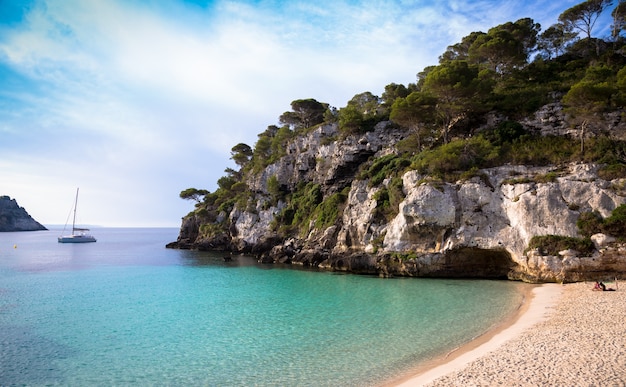 Menorca, Hiszpania - 29 czerwca 2018: Najpiękniejsza plaża na Minorce w pierwszych godzinach dnia (07:00), sezon letni