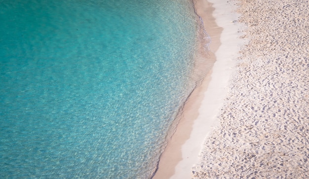 Menorca, Hiszpania - 29 czerwca 2018: Najpiękniejsza plaża na Minorce w pierwszych godzinach dnia (07:00), sezon letni