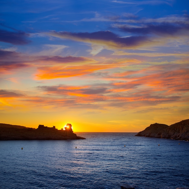 Menorca zmierzch w Cala Morell przy Ses torretes wyrzucać na brzeg