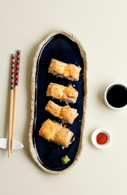 Zdjęcie mentai sos tuńczyk sushi japońska rolada ryżowa