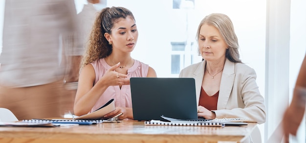 Mentor pracy zespołowej i coaching z kierownikiem lub szefem prowadzącym rozmowę z kobietą biznesu i praca na laptopie w pracy Nauka i planowanie współpracy z przełożonym i pracownikiem