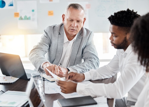 Mentor przywództwa i spotkanie biznesowe z menedżerem i pracownikiem w zakresie strategii marketingowej i rozwoju Szkolenie coacha i zarządzanie projektami ze starszym biznesmenem doradztwo z przeglądem lub pomysłem