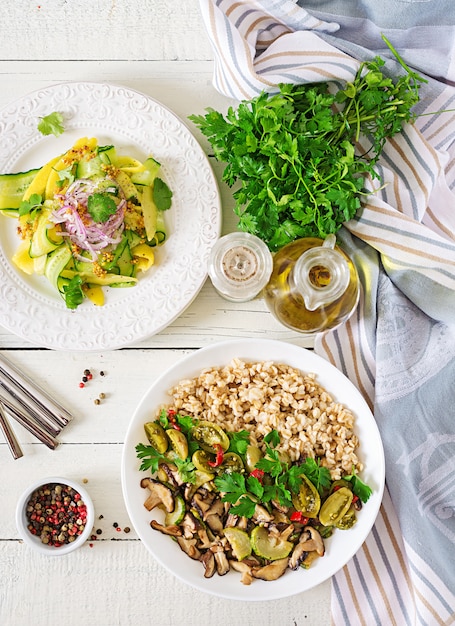 Menu Dietetyczne. Zdrowy Wegetariański Posiłek - Grzyby Shiitake, Cukinia I Owsianka Na Misce. Wegańskie Jedzenie. Leżał Płasko. Widok Z Góry