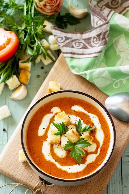 Menu Diety Puree Zupa Pomidorowa Z Grzankami I śmietaną W Misce Na Drewnianym Stole W Kuchni