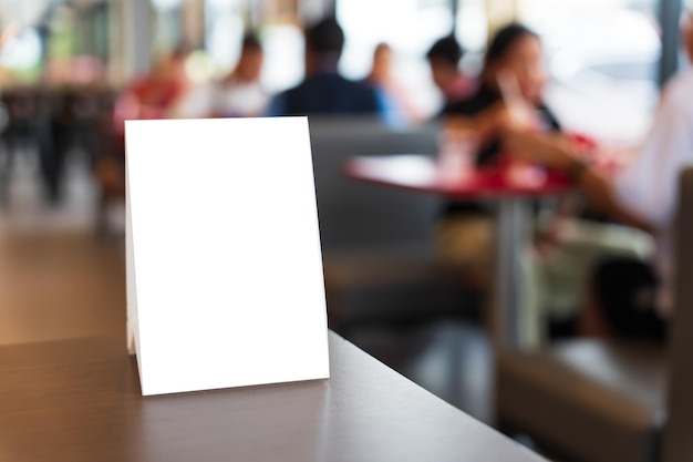 Menu Makieta puste do promocji marketingu tekstowego Makieta Ramka menu stojąca na drewnianym stole w miejscu restauracji na tekst