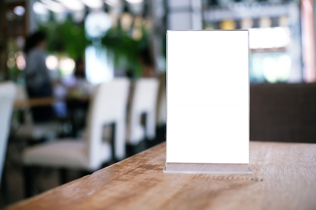 Menu ramowa pozycja na drewno stole w Prętowej restauracyjnej kawiarni. przestrzeń dla promocji marketingu tekstowego
