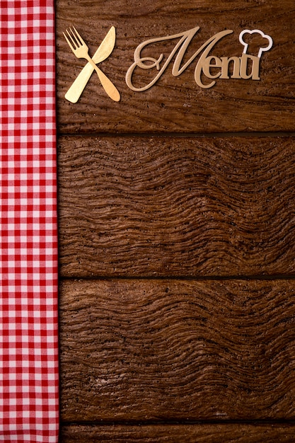 Menu restauracji. Widok z góry menu woodboard na rustykalne drewniane biurko z akcesoriami.