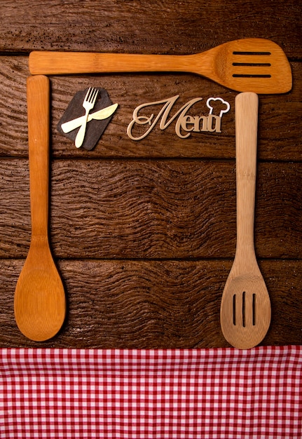 Zdjęcie menu restauracji. widok z góry menu woodboard na rustykalne drewniane biurko z akcesoriami.