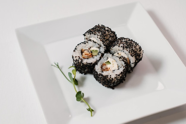 Menu sushi Japońskie jedzenie udekorowane zielenią