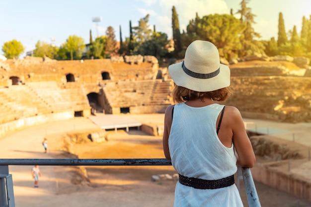 Merida Roman Rujnuje młodą kobietę odwiedzającą rzymski amfiteatr o zachodzie słońca Estremadura Hiszpania