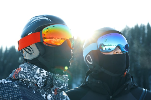 Męscy narciarze w kaskach narciarskich i goglach w górskim kurorcie
